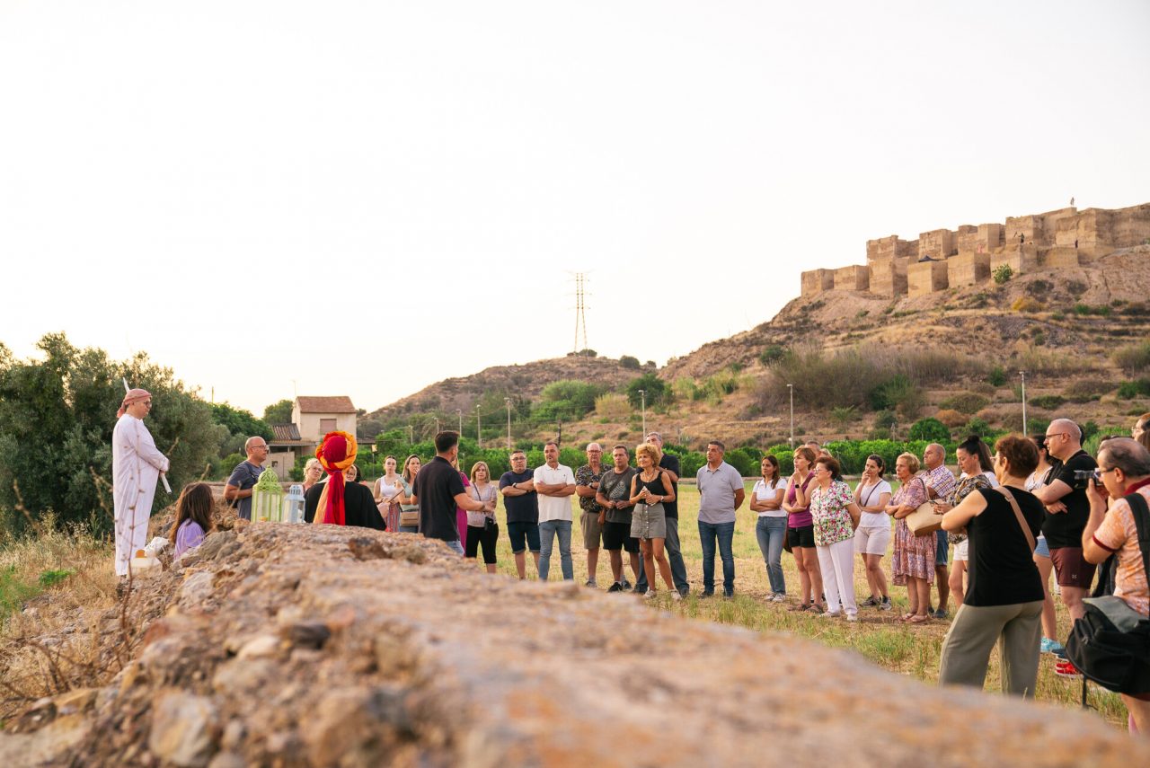 En el "Albercón" con el Palacio al fondo.