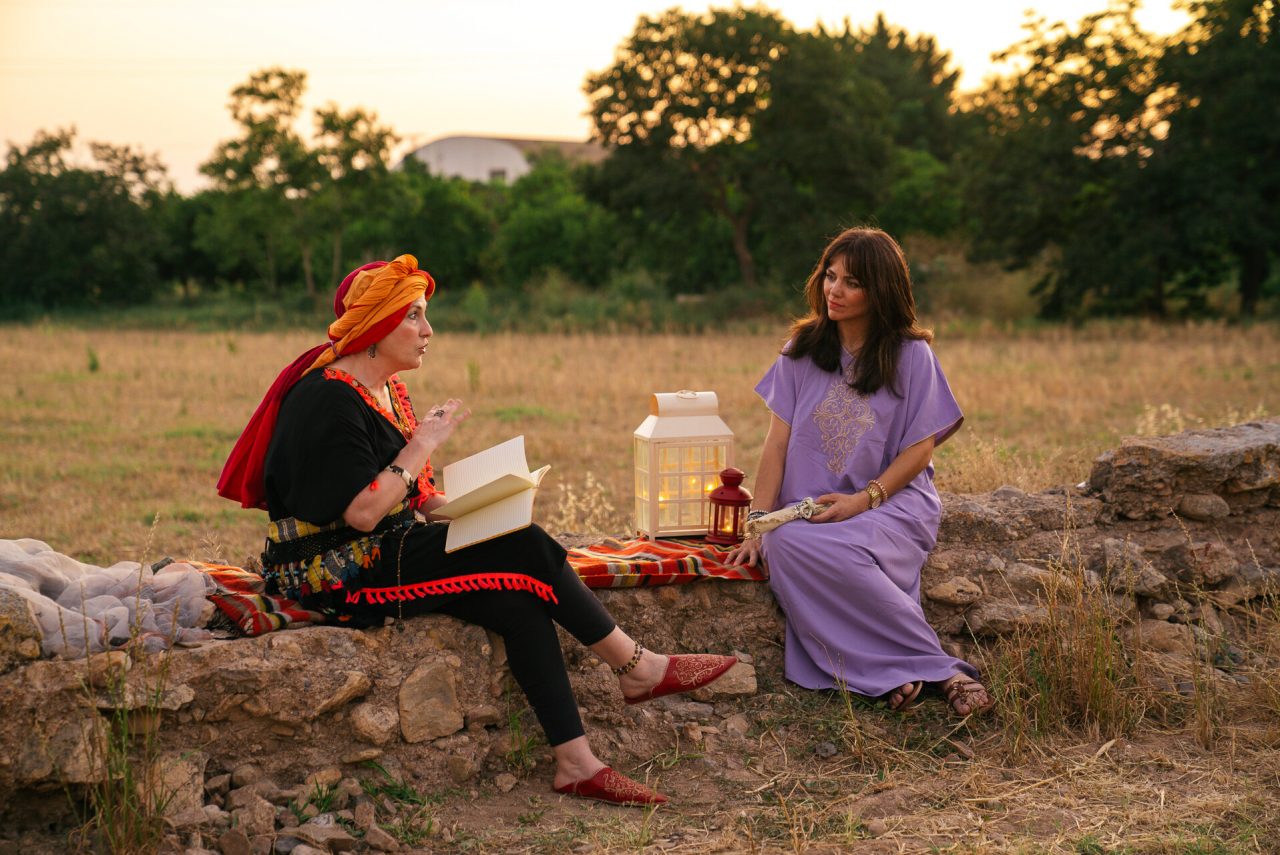 Safiyya recita un poema junto a su sirvienta Aisha