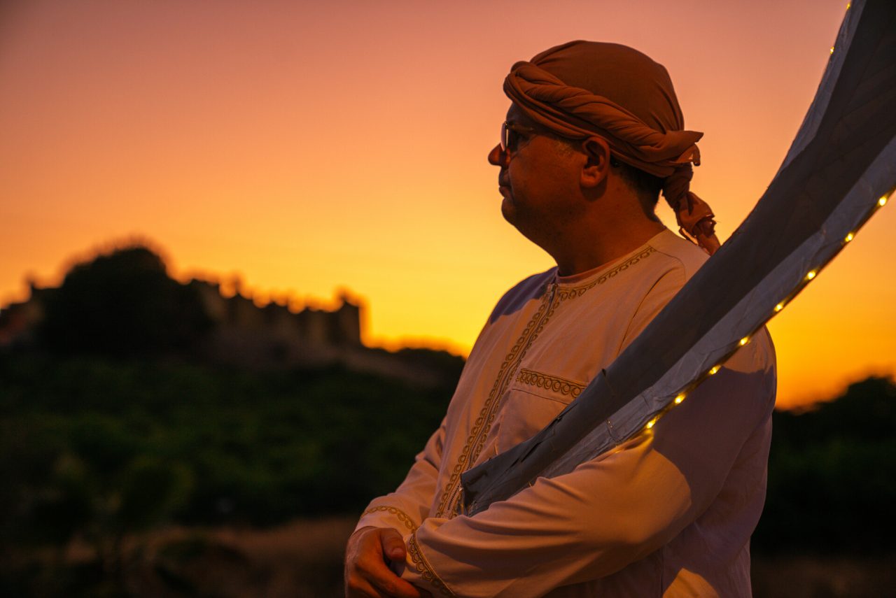 El escudero de nuestro militar, conduce al grupo