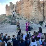 Dos artistas actúan en el Palacio de ibn Mardanis ante una joven audiencia