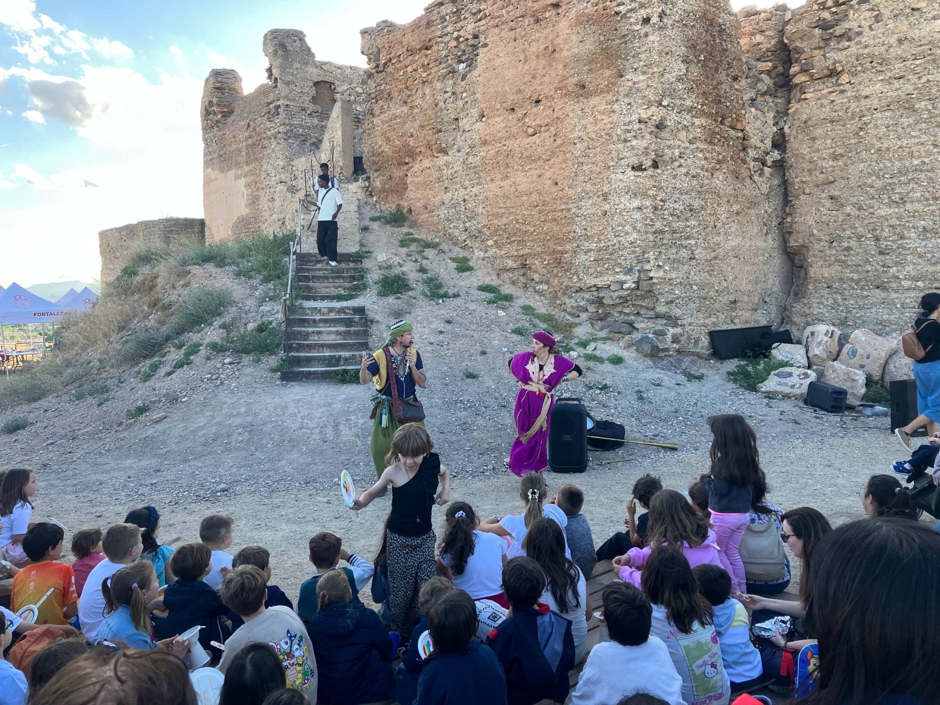Dos artistas actúan en el Palacio de ibn Mardanis ante una joven audiencia