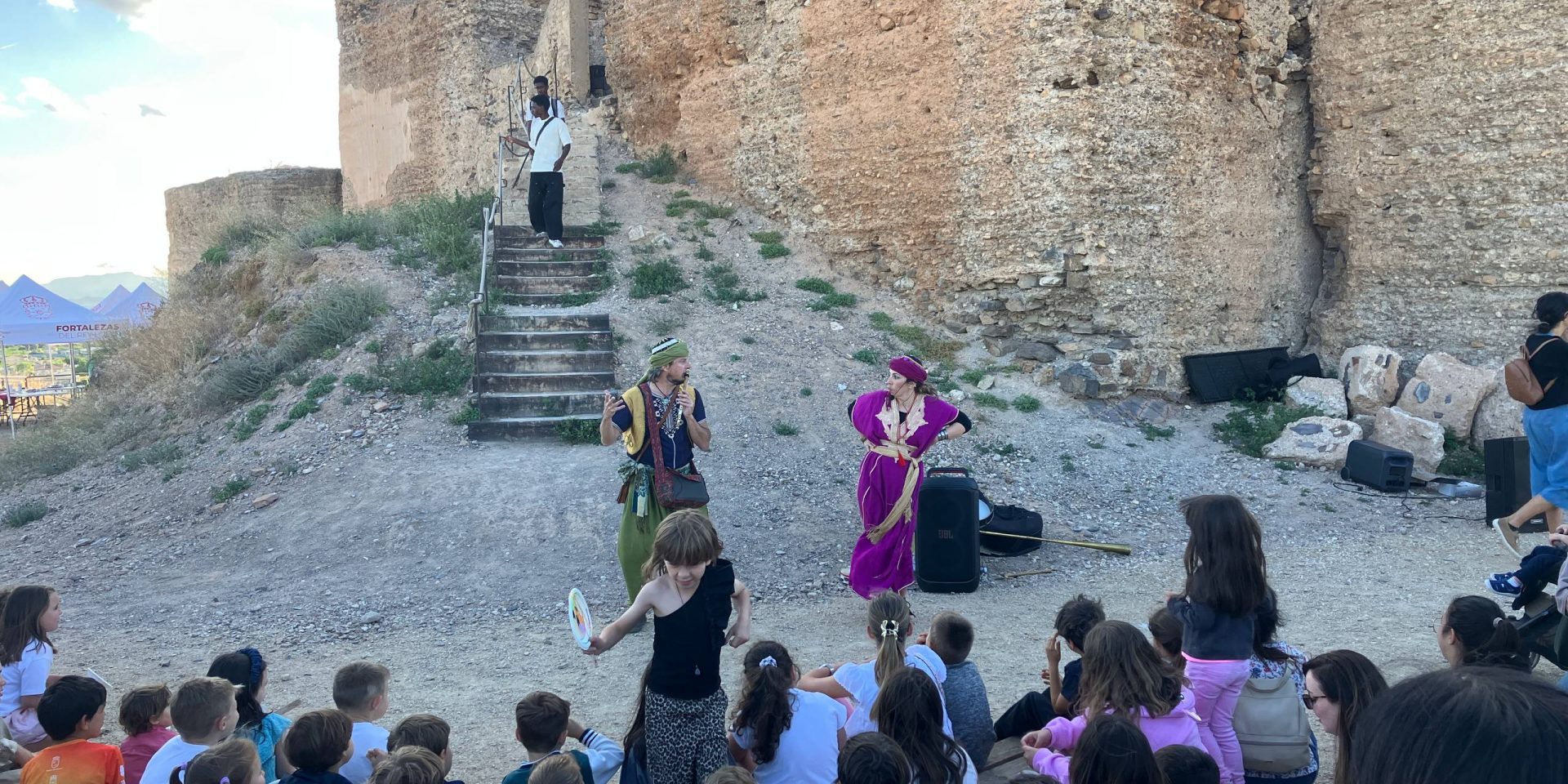 Dos artistas actúan en el Palacio de ibn Mardanis ante una joven audiencia
