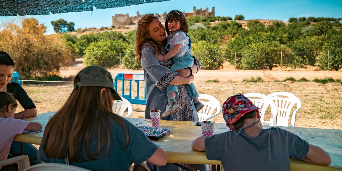 Con el Palacio de ibn Mardanis como testigo, los niños pintan