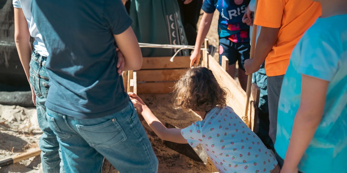 Los niños construyen con sus propias manos un muro