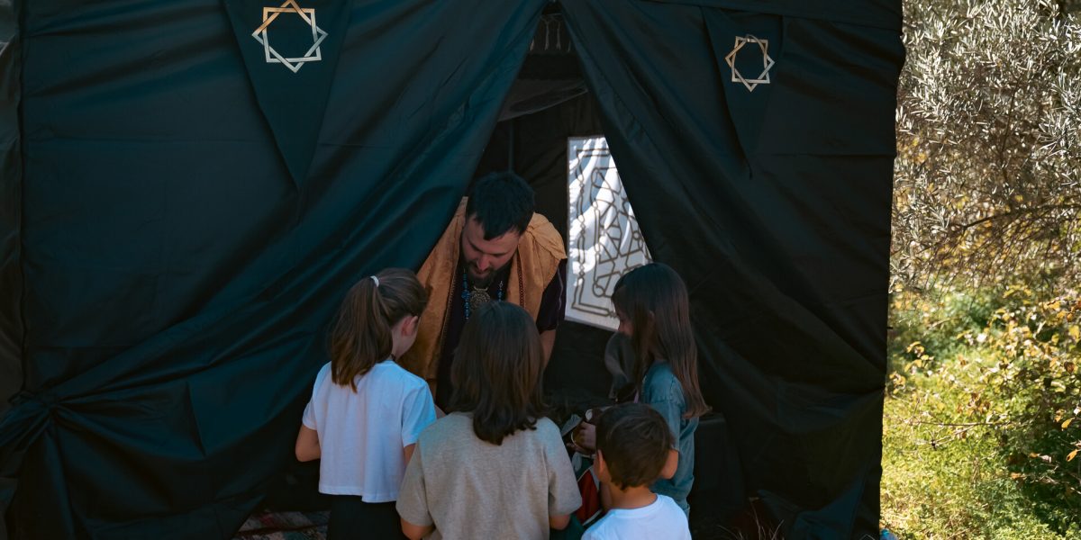 El emir recibe en su tienda a los pequeños constructores