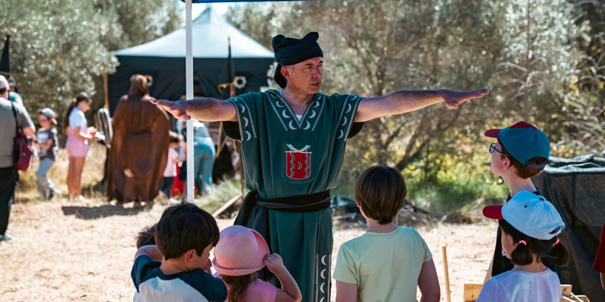 El Alarife explica como se rellenaba el cajón para levantar un muro