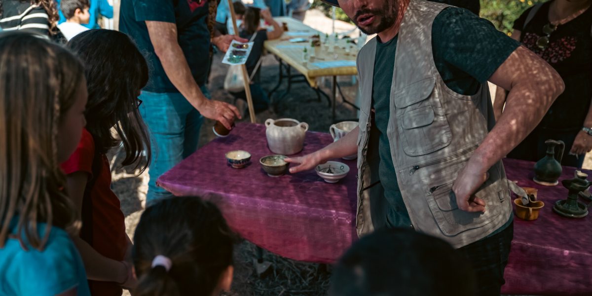 El arqueólogo explica, qué piezas se pueden encontrar en una excavación